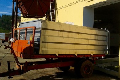 TRAILERS AND CONTAINERS FOR TRANSPORTING GRAPES