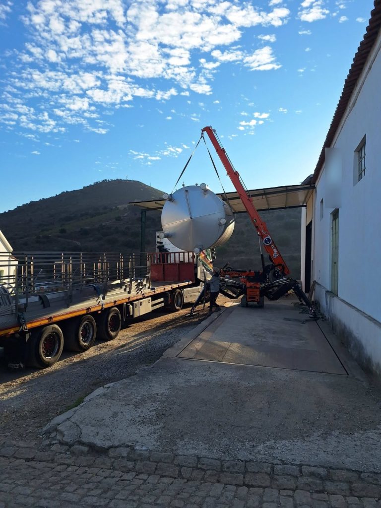 Colocação com grua do depósito de 20 000 L para armazenamento de azeite