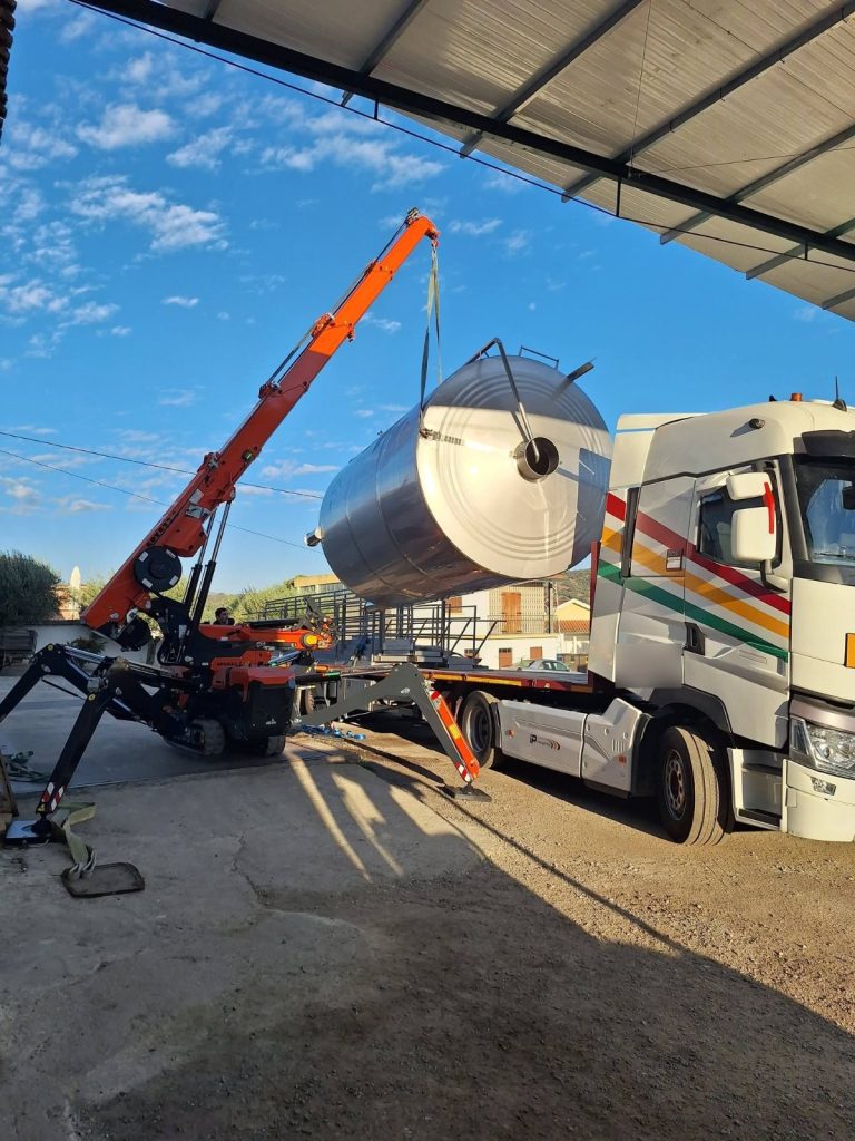 Descarga com grua do depósito inox de 20 000 L para azeite