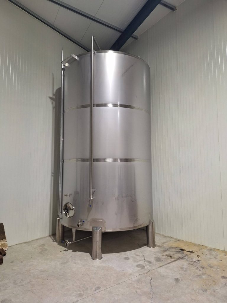 Depósito inox de 20 000 L para azeite instalado