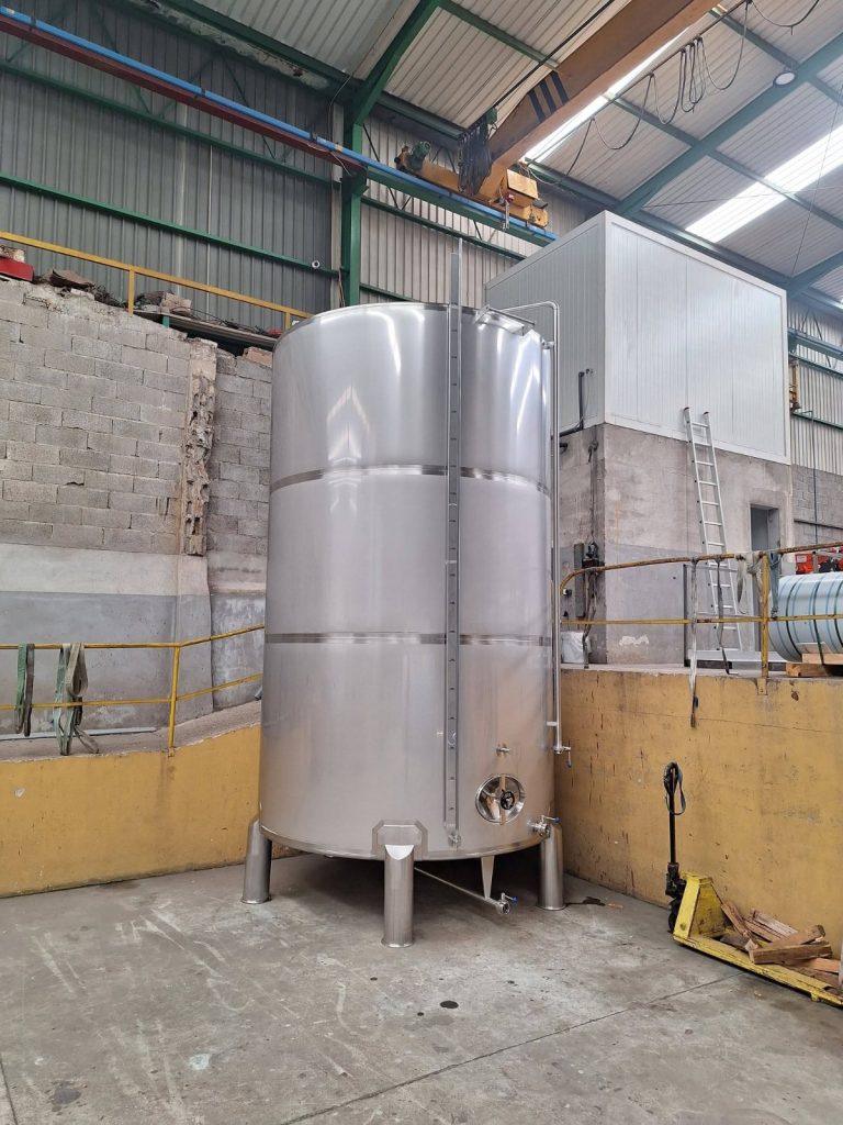 Depósito de 20 000 L em aço inox para azeite, pronto na oficina da A. Dias