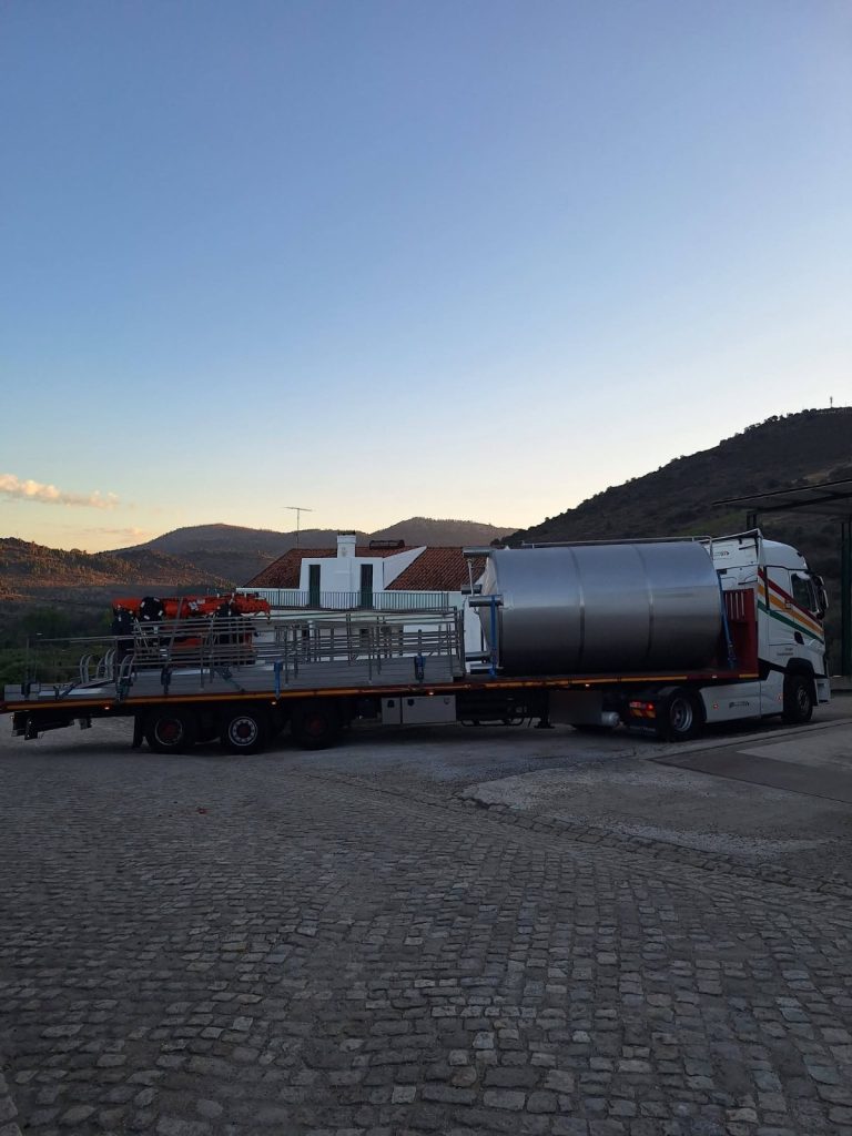 Transporte do depósito de 20 000 L para azeite até ao cliente